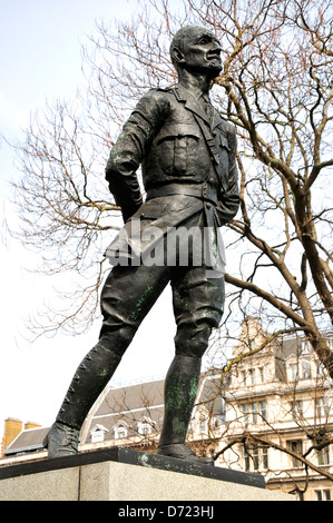 Londres, Angleterre, Royaume-Uni. Statue (1956 ; Jacob Epstein) du Maréchal Jan Christian Smuts (1870-1950) à la place du Parlement Banque D'Images