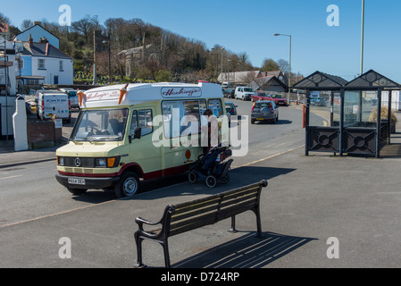 Appledore, North Devon, Angleterre. Une glace van vendeur sur le front de mer à Hartland. Banque D'Images