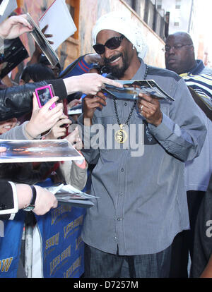 25 avril 2013 - New York, New York, États-Unis - rapper Snoop LION, signe des autographes pour les fans à son apparence sur la 'Late Show with David Letterman" tenue à l'Ed Sullivan Theater. (Crédit Image : © Kaszerman ZUMAPRESS.com)/Nancy Banque D'Images