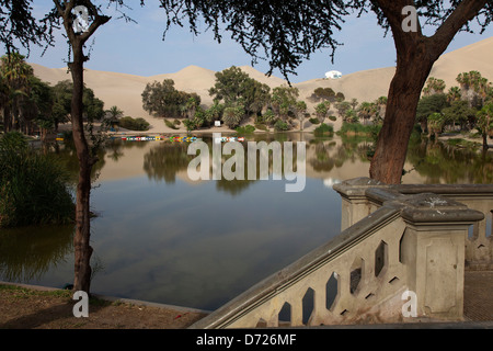 Un petit lac à Huacachina, une oasis village près d'Ica, au Pérou. Banque D'Images