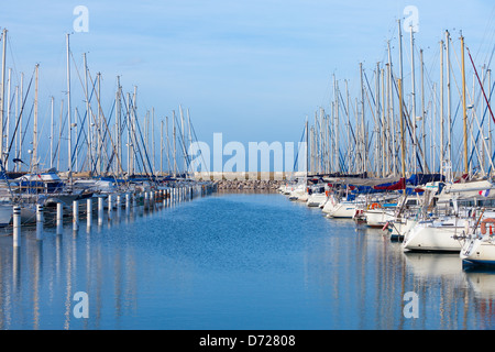 Rangées de petits plaisir de luxe yachts amarrés dans la marina sous un ciel bleu ensoleillé Banque D'Images