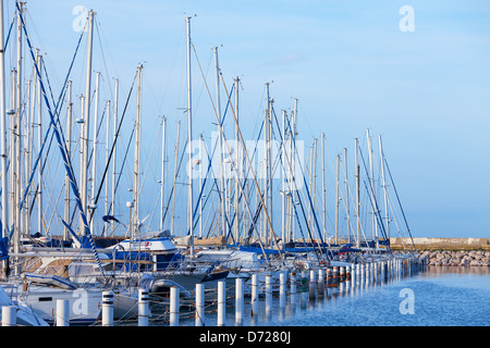 Rangées de petits plaisir de luxe yachts amarrés dans la marina sous un ciel bleu ensoleillé Banque D'Images