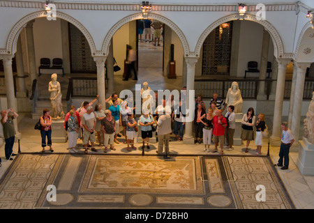 Les touristes à l'intérieur national du Bardo, sol recouvert de mosaïque, Tunis, Tunisie Banque D'Images