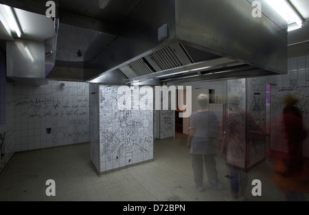 Kassel, Hesse, Documenta (13) : Abul Qasem Foushanjis travailler dans la cuisine de l'été à vide. Elizabeth Hospital Banque D'Images