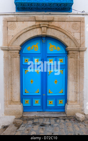Peint bleu porte de maison traditionnelle, Sidi Bou Said, Tunis, Tunisie Banque D'Images