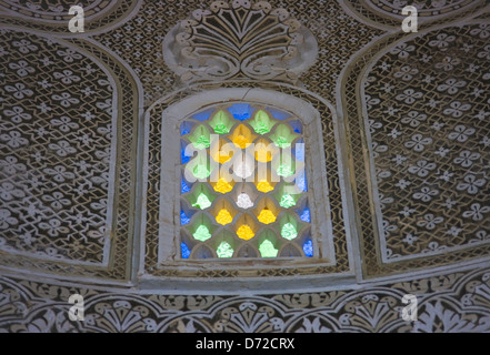 Les détails architecturaux, fenêtres avec des vitraux et de plâtre réalisés à l'intérieur de complexes qui dome house, Kairouan, Tunisie Banque D'Images