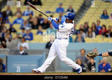 Los Angeles, CA, USA. Le 26 avril 2013. Le voltigeur des Dodgers de Los Angeles, Carl Crawford (25) au bâton en ligue majeure de baseball pendant les match entre les Dodgers de Los Angeles et les Milwaukee Brewers au Dodger Stadium à Los Angeles, CA. David Hood/CSM/Alamy Live News. Banque D'Images