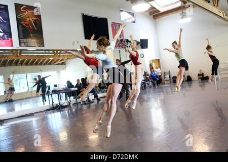 26 avril 2013 - San Francisco, Californie, États-Unis - Membres du Ballet Smuin répéter ''Petal'' devant un auditoire invité dans le cadre du ballet company's open studio session pendant la Semaine de la danse de la région de La Baie, San Francisco, CA, 26 avril 2013. Tout au long des 10 jours du festival, dans sa 15e édition de l'événement, les compagnies de danse se produiront à l'extérieur à l'endroits comme Union Square et les jardins Yerba Buena et invitant le public à regarder ou participer à des studios. (Crédit Image : © Breningstall ZUMAPRESS.com)/Jeremy Banque D'Images