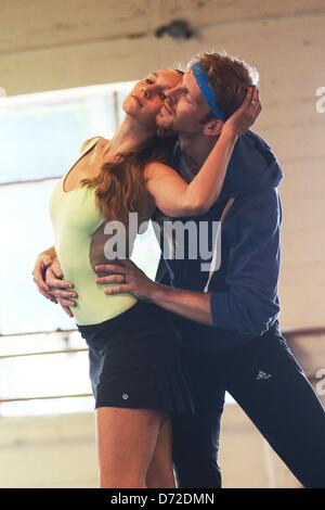 26 avril 2013 - San Francisco, Californie, États-Unis - Robin et Mme Semmelhack Josh Reynolds de Ballet Smuin répéter ''Moonlight Serenade'' avant que les membres du public dans le cadre du ballet company's open studio session pendant la Semaine de la danse de la région de La Baie, San Francisco, CA, 26 avril 2013. Tout au long des 10 jours du festival, dans sa 15e édition de l'événement, les compagnies de danse se produiront à l'extérieur à l'endroits comme Union Square et les jardins Yerba Buena et invitant le public à regarder ou participer à des studios. (Crédit Image : © Breningstall ZUMAPRESS.com)/Jeremy Banque D'Images