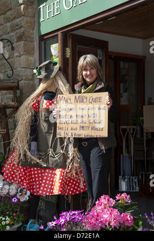 Wray, Lancaster, UK. Vendredi 26 Avril, 2013. "Mary, Mary tout à fait contraire. Comment votre jardin se développe-t-elle ?" Helen Tomlinson avec comptine thème l'affichage à l'Épouvantail Festival, fondé en 1995 avec wacky épouvantails construits par les villageois pour récolter des fonds pour des œuvres de bienfaisance. Banque D'Images