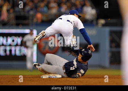 Los Angeles, CA, USA. Le 26 avril 2013. Los Angeles Dodgers de troisième but Nick Punto (7) force le coureur et transforme un double jeu et est suspendu par les Milwaukee Brewers champ centre Carlos Gomez (27) au cours de la partie de baseball de ligue majeure entre les Dodgers de Los Angeles et les Milwaukee Brewers au Dodger Stadium à Los Angeles, CA. David Hood/CSM/Alamy Live News. Banque D'Images