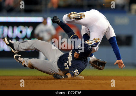 Los Angeles, CA, USA. Le 26 avril 2013. Los Angeles Dodgers de troisième but Nick Punto (7) force le coureur et transforme un double jeu et est suspendu par les Milwaukee Brewers champ centre Carlos Gomez (27) au cours de la partie de baseball de ligue majeure entre les Dodgers de Los Angeles et les Milwaukee Brewers au Dodger Stadium à Los Angeles, CA. David Hood/CSM/Alamy Live News. Banque D'Images