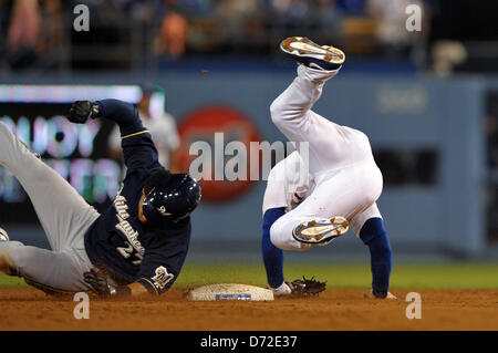 Los Angeles, CA, USA. Le 26 avril 2013. Los Angeles Dodgers de troisième but Nick Punto (7) force le coureur et transforme un double jeu et est suspendu par les Milwaukee Brewers champ centre Carlos Gomez (27) au cours de la partie de baseball de ligue majeure entre les Dodgers de Los Angeles et les Milwaukee Brewers au Dodger Stadium à Los Angeles, CA. David Hood/CSM/Alamy Live News. Banque D'Images