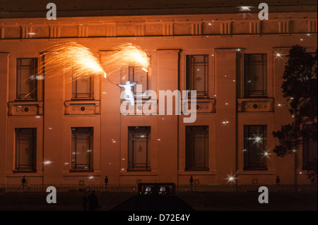 L'homme à la lumière de même le haut fil extérieur Auckland Domain pendant le Souffle du volcan afficher par Groupe F au cours Auckland Arts Festival, Nouvelle-Zélande Banque D'Images