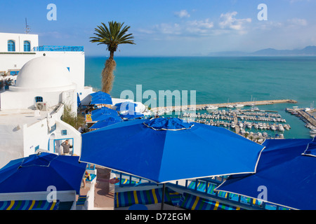 Avis de yachts de plaisance et de la maison de thé le long de la Méditerranée, Tunis, Tunisie Banque D'Images