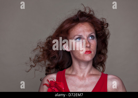 Freiburg, Allemagne, de jeunes red-haired woman with freckles Banque D'Images