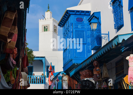 Minaret avec des maisons traditionnelles à Sidi Bou Said, Tunis, Tunisie Banque D'Images