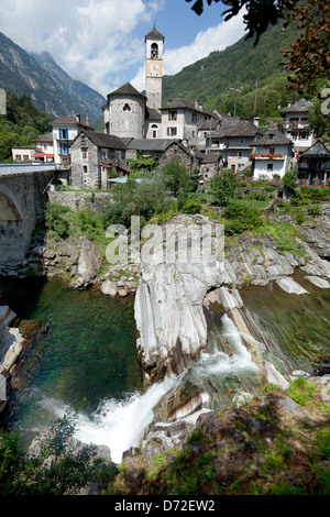 Lavertezzo, Suisse, Verzasca avec la vue sur l'église du village dans l'arrière-plan de Lavertezzo Banque D'Images