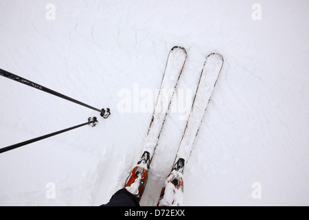 En regardant la neige a couvert de ski et bâtons de ski. Type de voyage typique photo de vacances de ski dans les Alpes Françaises Banque D'Images