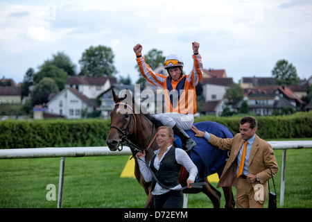 Iffezheim, Allemagne, avec Danedream Andrasch Strong après avoir remporté la Coupe du Longines Banque D'Images