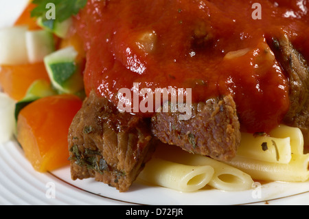 Pâtes à la sauce boeuf sur table en bois Banque D'Images