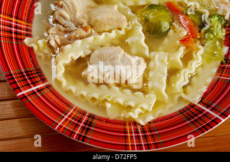 Soupe maison de poulet avec légumes et nouilles Banque D'Images