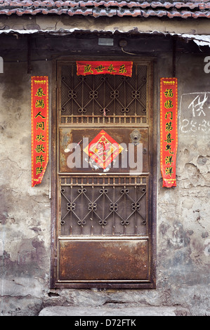 Vieux métal porte dans la vieille ville de Kaifeng, province de Henan, Chine Banque D'Images