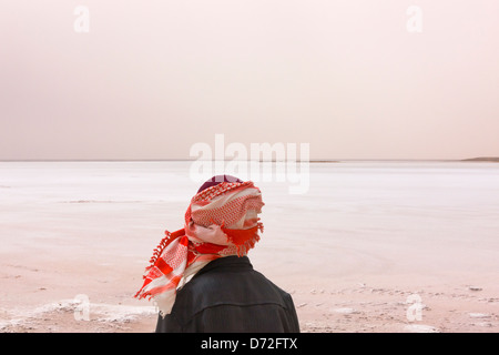 Homme tunisien avec chott El Jerid, salt lake, Tunisie Banque D'Images