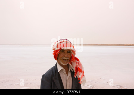 Homme tunisien avec chott El Jerid, salt lake, Tunisie Banque D'Images