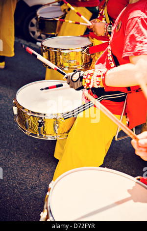 Un tambours sur la rue. Des scènes de Festival Samba à Coburg, Allemagne Banque D'Images