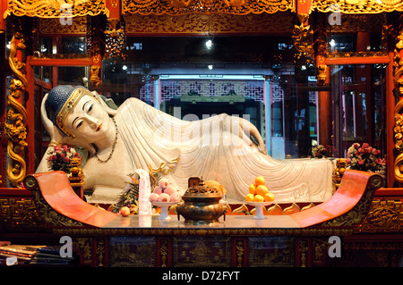 Bouddha couché au Temple du Bouddha de Jade, Shanghai, Chine Banque D'Images