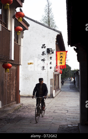 Un homme Pingjianglu le long de cycles au petit matin calme, Suzhou, Chine Banque D'Images