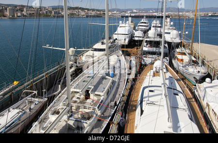 Dock Express / Organisation des transports location de yacht semi-submersible "super transporteur serviteur 4' dans le port de Palma de Majorque. Banque D'Images