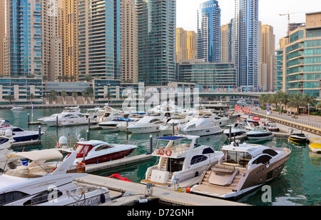 Motor yachts amarrés dans la Marina de Dubaï, Émirats arabes unis, ÉMIRATS ARABES UNIS Banque D'Images