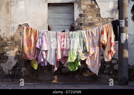 Blanchisserie en train de sécher dehors au soleil, vieux quartier, Suzhou, Chine Banque D'Images