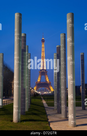 Mur de la paix et de la tour Eiffel, Paris, Ile de France, France Banque D'Images