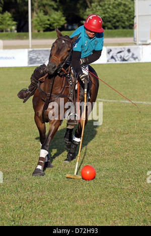 Berlin, Allemagne, capture un joueur de polo polo rouge ball Banque D'Images