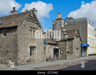 Château du 15ème siècle sur des produits laitiers Wildman Street, Kendal, Cumbria, Angleterre, Royaume-Uni Banque D'Images