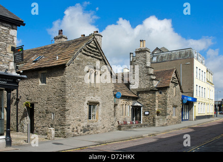 Château du 15ème siècle sur des produits laitiers Wildman Street, Kendal, Cumbria, Angleterre, Royaume-Uni Banque D'Images