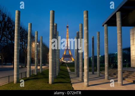 Mur de la paix et de la tour Eiffel, Paris, Ile de France, France Banque D'Images