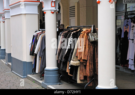 Maidstone, Kent, Angleterre, Royaume-Uni. Les manteaux de fourrure sur un rack à l'extérieur de l'atelier Banque D'Images