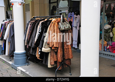 Maidstone, Kent, Angleterre, Royaume-Uni. Les manteaux de fourrure sur un rack à l'extérieur de l'atelier Banque D'Images