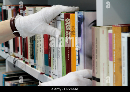 Stuttgart, Allemagne, les livres sur les étagères de la nouvelle bibliothèque sur place Mailaender Banque D'Images