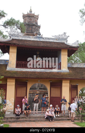 Hue, Vietnam, les touristes en face de la pagode de Thien Mu Banque D'Images