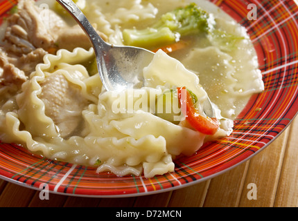 Soupe maison de poulet avec légumes et nouilles Banque D'Images