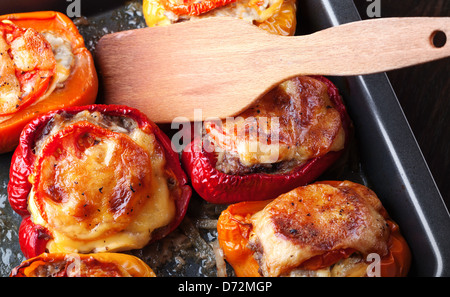 Poivrons farcis à la viande hachée, de fromage et de tomate sur un moule noir Banque D'Images