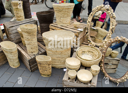 Différentes tailles de bols et de vases en céramique composition à la foire et deux miroirs avec cadres ornementés Banque D'Images