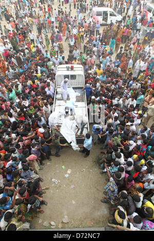 Savar, Bangladesh. Le 27 avril 2013. - Les proches des travailleurs manquent encore se réunir autour d'un van d'organes pose pour l'identification, dans une pièce de terre à Savar, au Bangladesh le 27 avril 2013. Nombre de décès s'élève à 341 de l'édifice de huit étages Rana Plaza qui s'est effondré à Savar, Dhaka, Bangladesh, le 25 avril 2013. Bien d'autres étaient toujours pris au piège dans le reste de l'édifice, qui contenait également des boutiques et des bureaux, et l'armée avait été appelée à l'aide pour les opérations de secours, a annoncé la police. (Crédit Image : Crédit : Monirul Alam/ZUMAPRESS.com/Alamy Live News) Banque D'Images