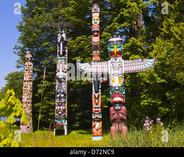 8 juillet 2012 - Vancouver, Colombie-Britannique, Canada - la crête de castor, le chef de pôle Pôle Wakas, le chef du ciel et le Thunderbird House Post, de gauche à droite, à l'affiche dans le bosquet de totems à Stanley Park, Vancouver BC. L'impressionnante démonstration de totems emblématiques de la terres traditionnelles des Salish de la côte ouest est une destination touristique favorite. Les pôles disposent des symboles qui représentent des légendes ou des événements dans la vie des autochtones du Nord canadien à l'ouest. (Crédit Image : © Arnold Drapkin/ZUMAPRESS.com) Banque D'Images