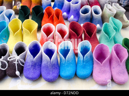 Bottes en feutre coloré sur l'étal dans l'air extérieur de la rue du marché équitable. Banque D'Images